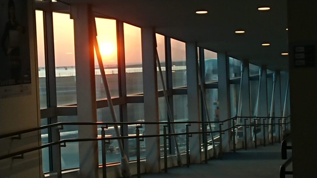 早朝の羽田空港
