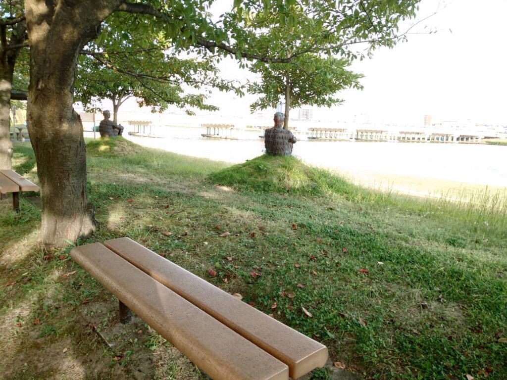 信濃川のベンチ